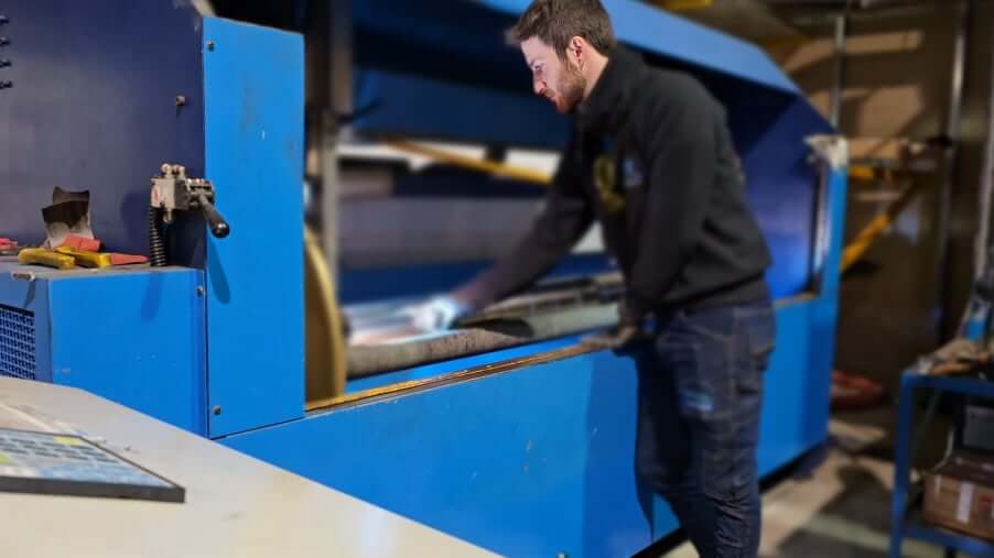 Operatore su macchina al plasma per preparazione alla lavorazione e taglio dell'acciaio inox