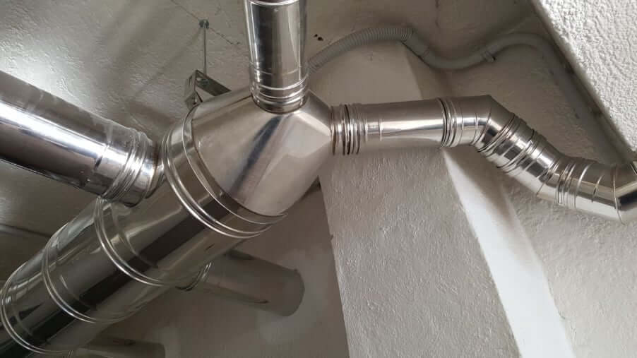 Raccordo industriale su misura di canne fumarie in acciaio inox AISI316L realizzata su richiesta cliente e installata in cantiere